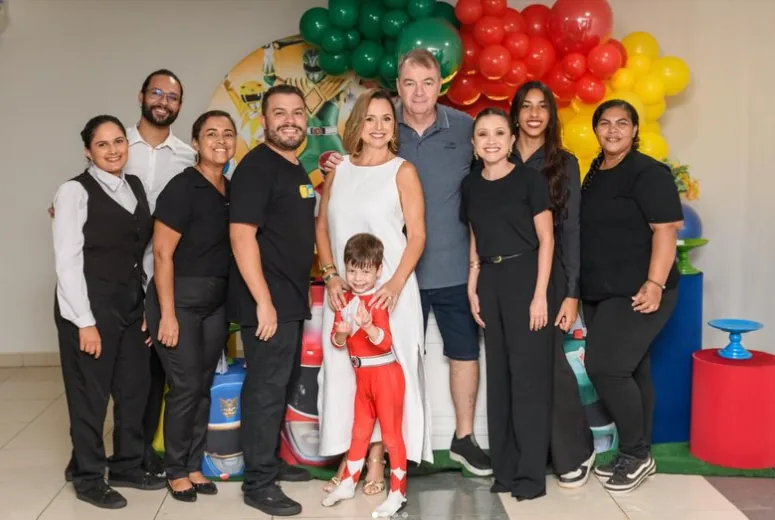 Equipe do buffet com família em festa infantil temática