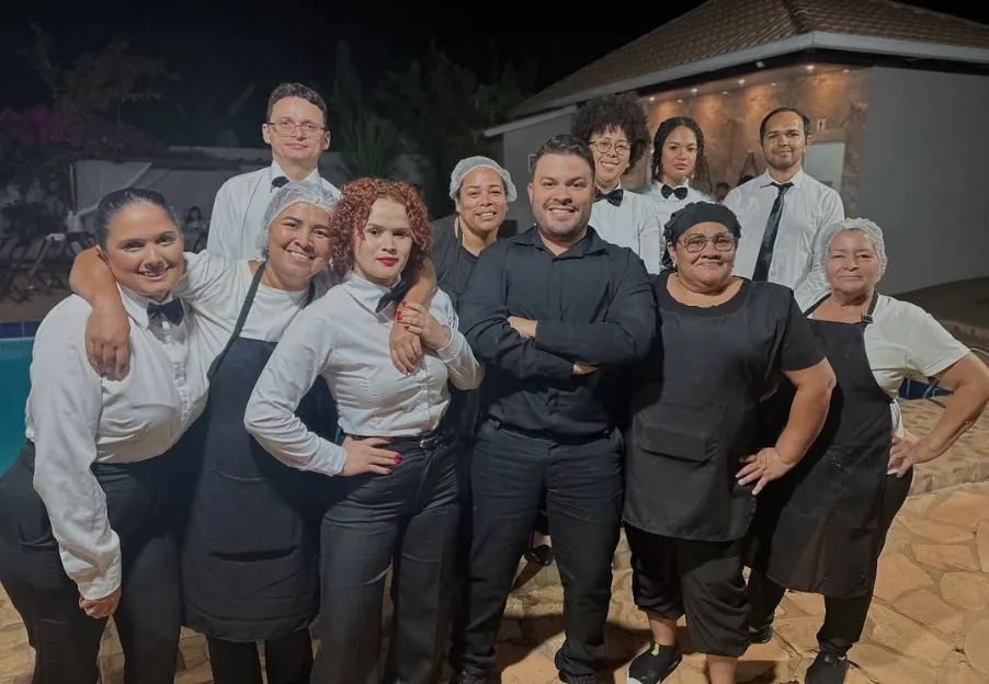 Equipe uniformizada do Encanto Gourmet em evento noturno