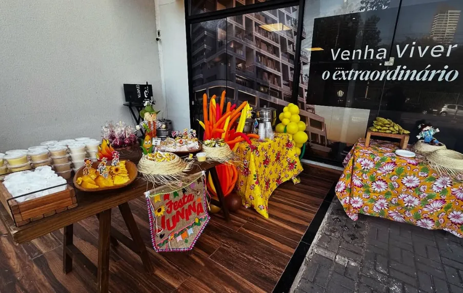 Mesa temática de festa junina montada pelo buffet