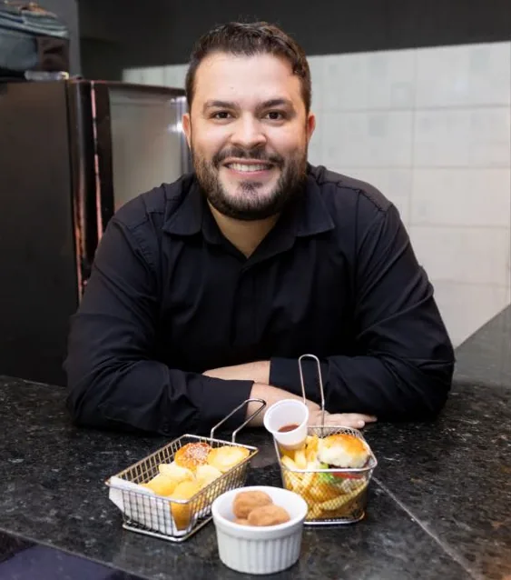 Pedro Gustavo Mota, fundador do buffet Encanto Gourmet em Goiânia