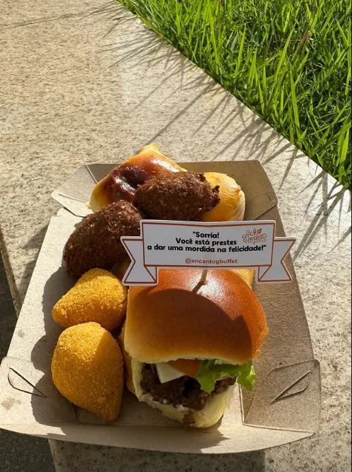 Caixinha de petiscos com mini hambúrguer e salgados