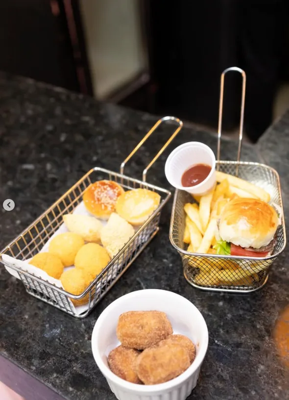Cestinhas de salgados, batata frita e mini hambúrguer